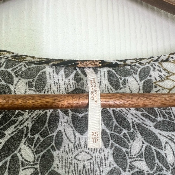 Free People - Birds Of A Feather Black Floral Button Down Boho Blouse Size XS - Picture 9 of 12